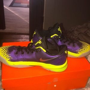 Nike Zoom Kobe’s 4s. Venomenon. Okay condition. (Glow in the dark) 2013.